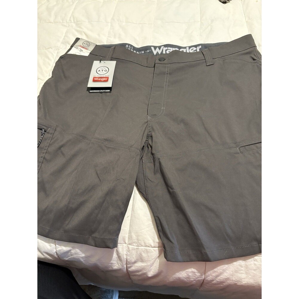 NWT Wrangler ATG All Terrain Gear Cargo Shorts Gray Green Size 42